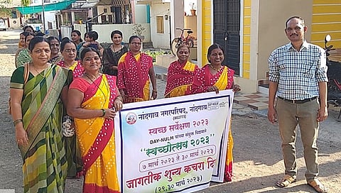 नांदगाव : शहरातील विविध भागात स्वच्छता मशाल जनजागृती फेरीमध्ये सहभागी महिला. (छाया: सचिन बैरागी)