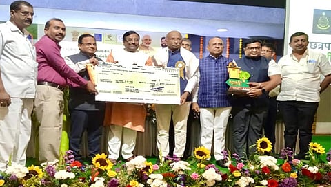 नांदगाव : वनमंत्री सुधीर मुनगंटीवार यांच्या हस्ते छत्रपती शिवाजी महाराज वनश्री पुरस्कार स्विकारतांना मविप्र सरचिटणीस ॲड. ठाकरे, प्राचार्य डॉ. एस. एन. शिंदे आदी मान्यवर. (छाया: सचिन बैरागी)