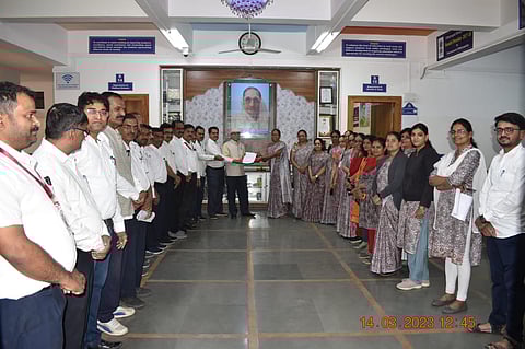 देवळाली कॅम्प : प्राचार्य डॉ. एस.एस. काळे यांना जुनी पेन्शन योजनासाठी निवेदन यांना देतांना राजीव बच्छाव, कैलास पवार, राजाराम थोरात, नंदलाल जाधव, देवराम ढोली, सुनिता कापडी, एम. एस. निकम, एस. बी. सोनवणे, ए.एस. बोमटे आदि. संजय पगार आदी.