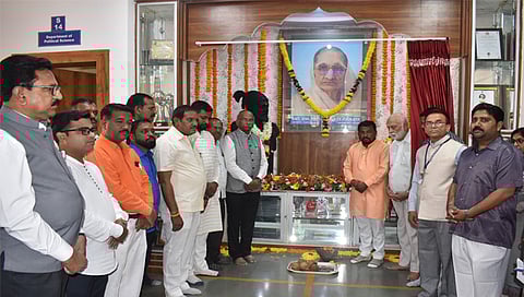 देवळाली कॅम्प : माजी विद्यार्थी संघातर्फे आयोजित कार्यक्रमात बोलतांना ॲड. नितीन ठाकरे. समवेत मविप्रचे रमेश आबा पिंगळे, सेवक संचालक डॉ. एस. के. शिंदे, कांतीभाई तेजुकाया, प्राचार्य डॉ. एस. एस. काळे. आदी. (छाया: उमेश देशमुख)