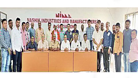 नाशिक : सिन्नर निमा हाउस येथे बैठकीप्रसंगी पोलिस निरीक्षक श्याम निकम, आशिष नहार, सुधीर बडगुजर, किरण वाजे, प्रवीण वाबळे आदी.