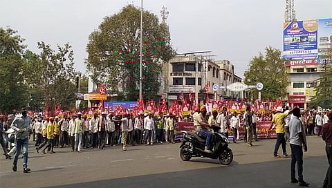 नाशिक : विविध मागण्यांसाठी माकपच्या नेतृत्वाखाली हजारोंच्या संख्येने निघालेल्या लॉंग मार्चमध्ये सहभागी झालेले शेतकरी बांधव. (छाया : गणेश बोडके)