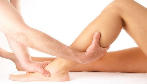 पाय दुखणे हे कोलेस्ट्रॉल वाढण्याचे लक्षण असू शकते, जाणून घ्या अधिक