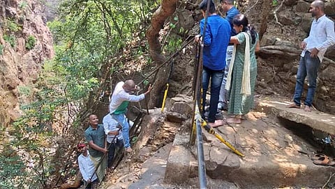 कोल्हापूर : पावनखिंडीतील लोखंडी शिडी बनली धोकादायक