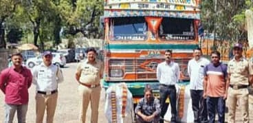 पिंपळनेर : धुळे एलसीबीने उघड केलेल्या कारवाईत गुटख्याचा मुद्देमालासह आरोपींना ताब्यात घेताना पथक. (छाया: अंबादास बेनुस्कर)