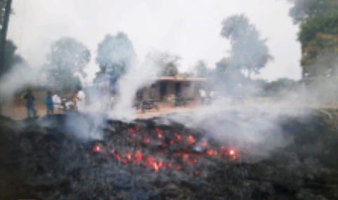 पिंपळनेर : विद्युत तारांच्या शाॅटसर्किटमुळे आग लागल्याने गुरांच्या चा-यासह गोठाही खाक झाला. (छाया: अंबादास बेनुस्कर)