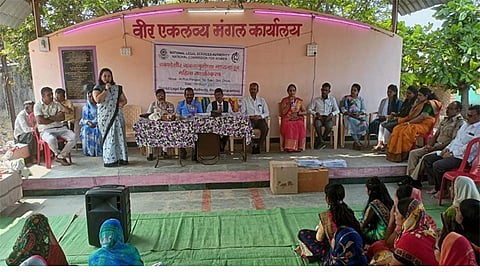 पिंपळनेर : महिलांना विविध कायद्याविषयक माहिती देताना ॲड. पूनम काकुस्ते. (छाया: अंबादास बेनुस्कर)