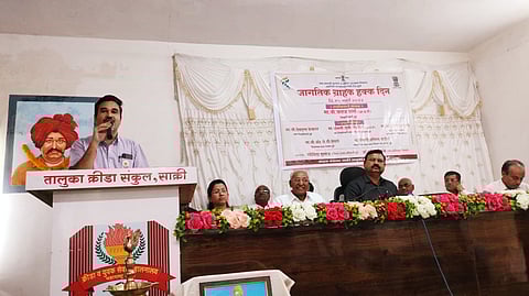 पिंपळनेर : जागतिक ग्राहक दिनानिमित्त मार्गदर्शन करताना ग्राहक पंचायत महाराष्ट्रचे नाशिक विभाग अध्यक्ष डाॅ.अजय सोनवणे. (छाया : अंबादास बेनुस्कर)