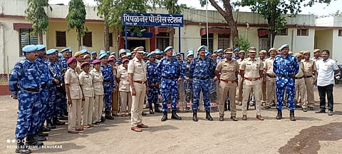 पिंपळनेर: शांतता समिती बैठकीत मार्गदर्शन करताना असिस्टंट कमांडर नवी मुंबई संजयकुमार चव्हाण. (छाया: अंबादास बेनुस्कर)