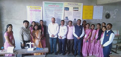 पिंपळनेर : राष्ट्रीय विज्ञान दिवस साजरा करतांना महाविद्यालयीन विद्यार्थी व शिक्षकवृंद. (छाया: अंबादास बेनुस्कर)