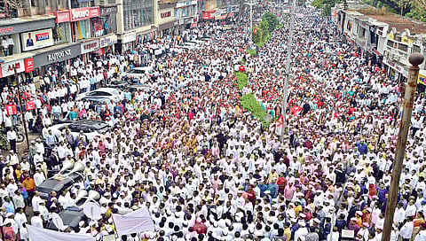 नाशिक : जुन्या पेन्शनसाठी शासकीय कर्मचार्यांनी बुधवारी जिल्हाधिकारी कार्यालयावर काढलेल्या विराट मोर्चात संपूर्ण जिल्हाभरातून विविध संघटनांनी हजेरी लावल्याने रस्ते असे गर्दीने फुलून गेले.(छायाचित्र : हेमंत घोरपडे)