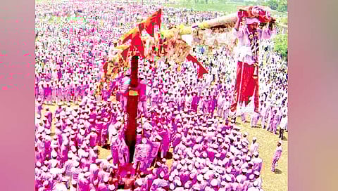 ‘काशिनाथाच्या नावानं चांगभलं’..लाखोंच्या उपस्थितीत बावधनचे बगाड