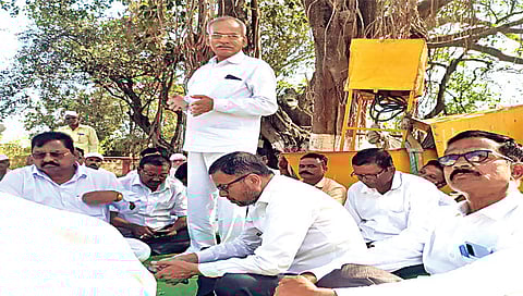 चांदवड : येथील विश्रामगृहावर आयोजित बैठकीत बोलताना माजी
आ. उत्तमबाबा भालेराव, तालुकाध्यक्ष डॉ. सयाजीराव गायकवाड, विजय जाधव आदींसह पदाधिकारी, कार्यकर्ते. (छाया : सुनील थोरे)