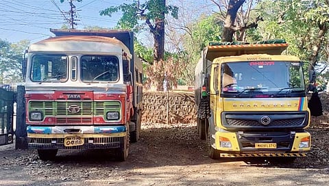 कोल्हापूर: अवैध बॉक्साइट उत्खननाविरोधात भुदरगड महसूल विभागाची कारवाई; २ डंपर, पोकलॅन मशीन जप्त