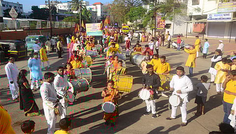 नाशिक : गुढीपाडव्यानिमित्त सांस्कृतिक कार्यक्रमात पारंपरिक ढोल वाजवतांना पथक. (छाया : हेमंत घोरपडे)
