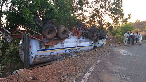 कोल्हापूर: अनुस्कुरा-मलकापूर मार्गावरील घाटात गॅस टँकर पलटी; चालक ठार