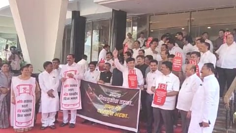 गॅस दरवाढीवरुन महाविकास आघाडीचे आमदार आक्रमक; विधानभवनाच्या पायर्यांवर जोरदार घोषणाबाजी