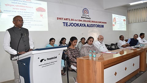 देवळाली कॅम्प : गुणवंत विद्यार्थी पारितोषिक वितरण समारंभप्रसंगी बोलतांना सरचिटणीस ॲड. नितीन ठाकरे. समवेत मविप्रचे ग्रामीण संचालक रमेश आबा पिंगळे, सेवक संचालक एस. के. शिंदे, विकास समितीचे अध्यक्ष कांतीभाई तेजुकाया, प्राचार्य डॉ. एस. के. शिंदे, देणगीदार अलका सावला आदी.