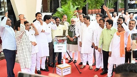 ‘बिरबलाची खिचडी’ ची चूल मांडत मविआ आमदारांकडून सरकारचा निषेध