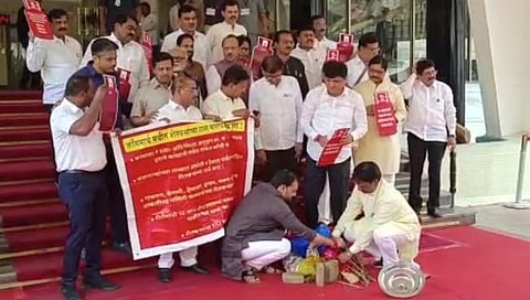 या सरकारचा उपयोग काय, गरीबांच्या घरी जेवण नाय; मविआ आमदारांकडून गॅस दरवाढीचा निषेध