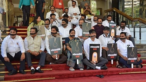 अध्यक्ष निर्णय जाहीर करत नसल्याने महाविकास आघाडीच्या आमदारांचा सभात्याग