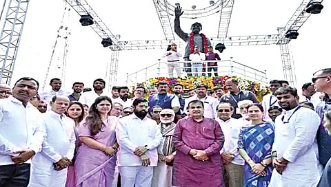 सिन्नर : नांदूरशिंगोटे येथे लोकनेते स्व. गोपीनाथ मुंडे यांचा पूर्णाकृती पुतळा व स्मारकाच्या लोकार्पणाप्रसंगी मुख्यमंत्री एकनाथ शिंदे, ना. नितीन गडकरी, ना. डॉ. भारती पवार, माजी मंत्री पंकजा मुंडे, ना. दादा भुसे, छगन भुजबळ, राधाकृष्ण विखे पाटील, खासदार प्रीतम मुंडे, नरेंद्र दराडे, युवानेते उदय सांगळे आदी.