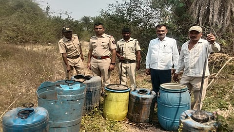 देवळा : तालुक्यातील उमराणे शिवारात देवळा पोलिसांनी गावठी हातभट्टींवर केलेली कारवाई. (छाया : भिला आहेर,मेशी)