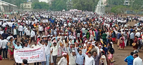 नाशिक : नाशिक येथील गोल्फ मैदानावर तीव्र घोषणाबाजी करत असताना विविध संघटना व शासकीय, निमशासकीय, शिक्षक, शिक्षकेतर कर्मचारी. (छाया: हेमंत घोरपडे)