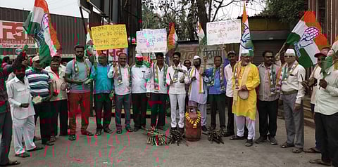 येवला : होळी सणानिमित्त टिमक्या वाजून, सरपण विकून व गॅस सिलेंडरला पुष्पहार अर्पण करत श्रद्धांजली अर्पण करताना तालुका व शहर कॉंग्रेस कमिटी अधिकारी, सदस्य व कार्यकर्ते. (छाया: अविनाश पाटील)