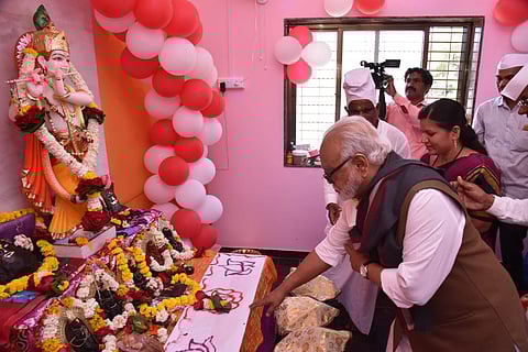 येवला : श्रीकृष्ण मंदिरात दर्शन घेताना माजी उपमुख्यमंत्री छगन भुजबळ. (छाया: अविनाश पाटील)