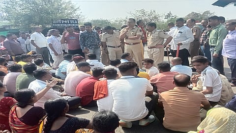 यावल : अकलूद येथे आरोपीच्या अटकेसाठी रास्ता रोको आंदोलन करताना मृत तरुणाचे नातेवाईक.