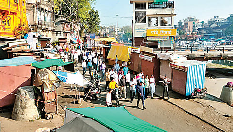 पंचवटी : रथ मार्गाची पाहणी करताना पोलिस उपआयुक्त किरणकुमार चव्हाण, सहायक पोलिस आयुक्त
डॉ. सिद्धेश्वर धुमाळ, गंगाधर सोनवणे, पंचवटी पोलिस ठाण्याचे वरिष्ठ पोलिस निरीक्षक डॉ. सीताराम कोल्हे, साजन सोनवणे, पंचवटी विभागीय अधिकारी नरेंद्र शिंदे, स्मार्ट सिटी कंपनीचे उपव्यवस्थापक किसन कानडे, अतिरिक्त कार्यकारी अभियंता प्रदीप दाळू.(छाया : गणेश बोडके)