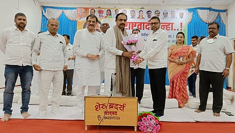 चांदवड : देवळा विधानसभा मतदार संघातील पदाधिकारी, कार्यकर्ते यांच्याशी संवाद साधताना राष्ट्रवादी कॉंग्रेसचे प्रदेशाध्यक्ष जयवंत पाटील, समवेत डॉ. सयाजीराव गायकवाड, समीर भुजबळ, रविंद्र पगार, उत्तमबाबा भालेराव आदीसह मान्यवर. (छाया – सुनिल थोरे).