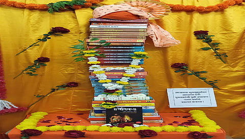 नाशिक : सार्वजनिक वाचनालयात उभारण्यात आलेली 'सावाना पुस्तकांची गुढी'.