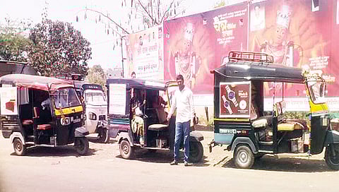 लोहोणेर : प्रवाशांची वाट बघत ताटकळत असलेले रिक्षाचालक.