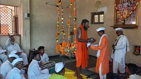 वणी : रामजन्मोत्सवानंतर सुशोभित श्रीराम पाळण्याचे दर्शन घेताना भाविक. (छाया: अनिल गांगुर्डे)