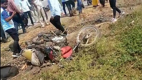 वणी : वणी सापुतारा महामार्गावर झालेल्या अपघातात चकणाचूर झालेली दुचाकी. (छाया: अनिल गांगुर्डे)