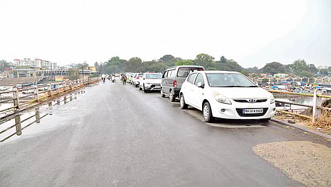 नाशिक : गोदाघाटावरील संत गाडगे महाराज पुलावर नेहमीच वाहने अशी उभी केलेली असतात.(छाया : हेमंत घोरपडे)
