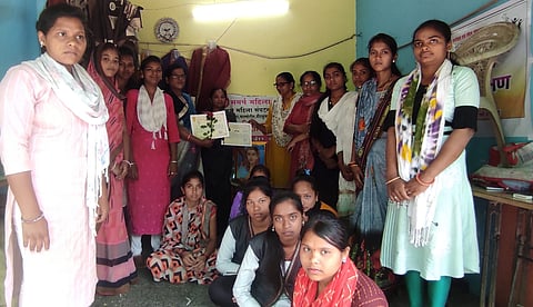 वणी : समर्थ महिला मंडळ व दिंडोरी तालुका एकल महिला संघटनेच्यावतीने विधवा, एकल महिला व स्वयं रोजगाराचे प्रशिक्षण घेतलेल्या युवतींचा सत्कार करण्यात आला. (छाया: अनिल गांगुर्डे)