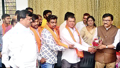 नाशिक : खा. राऊत यांच्या उपस्थितीत शिवसेना ठाकरे गटात प्रवेश करताना पदाधिकारी.