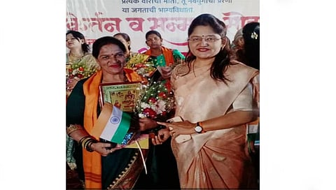 नाशिकरोड : महिला दिनानिमित्त ज्योतिष रत्न म्हणून सुनंदा शहाणे यांचा गौरव करताना शुभांगी पाटील. (छाया : उमेश देशमुख )