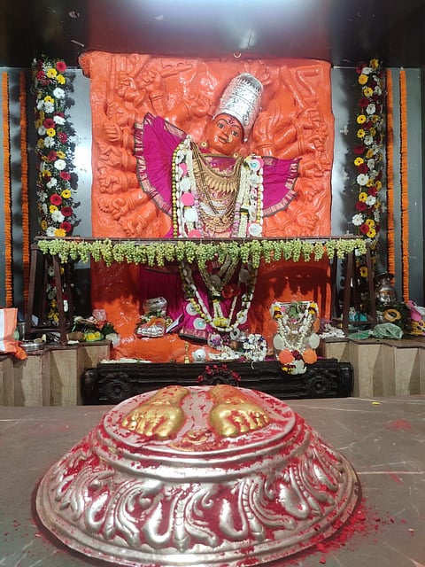 सप्तशृंगगड : सप्तश्रृंगी मातेचा गाभारा, सभामंडप, मंदिरातील खांब या सर्व ठिकाणी आकर्षक फुलांची व द्राक्षांची सजावट करण्यात आली आहे. (छाया: तुषार बर्डे).