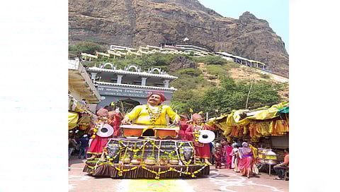 सप्तशृंगगड : गडावरील पहिली पायरीवर रथाची पूजा करण्यात येऊन ग्रामस्थांनी मोठ्या संख्येत हजेरी लावली. (छाया: तुषार बर्डे)