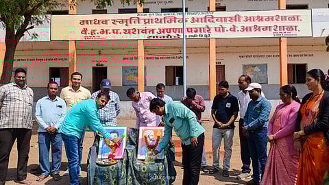 पिंपळनेर : क्रांतीज्योती सावित्रीबाई फुले व छत्रपती शिवाजी महाराज यांचे प्रतिमापूज करताना मुख्याध्यापक पी. व्ही. जगताप, उपप्राचार्य जे. पी. सोनवणे आदी शिक्षक. (छाया: अंबादास बेनुस्कर)