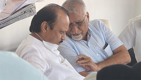 सिडको : पवार यांच्या समवेत चर्चा करताना डॉ. डी. एल. कराड.