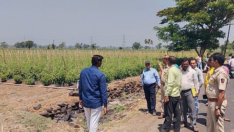 कोल्हापूर : सैनिक टाकळी येथे गायरान जमीन ताब्यात घेण्यासाठी अधिकारी दाखल; शेतकऱ्यांचा विरोध