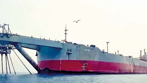 लाल समुद्रात 1 दशलक्ष बॅरल तेल पसरण्याचे भय