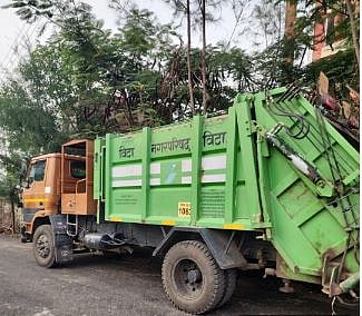 सांगली : विट्यात कचरा उचलण्यासाठी वापरली जाते चक्क भंगारातली गाडी!