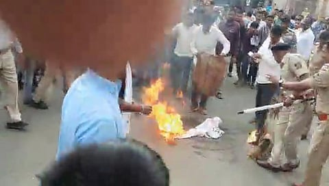 मालेगाव : खासदार राऊत यांच्या पुतळ्याचे दहनप्रसंगी मोसम पूल चौकात गोंधळ निर्माण झाल्याने पोलीसांनी त्वरीत बंदोबस्त तैनात केला.