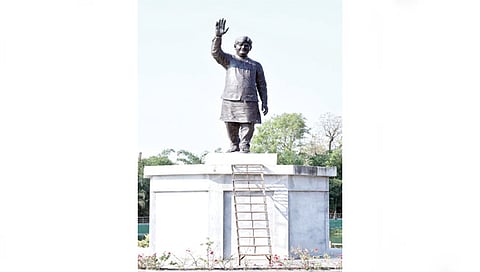 नांदूरशिंगोटे : येथे उभारण्यात आलेला लोकनेते गोपीनाथ मुंडे यांचा 16 फुटी ब्राँझचा पूर्णाकृती पुतळा.